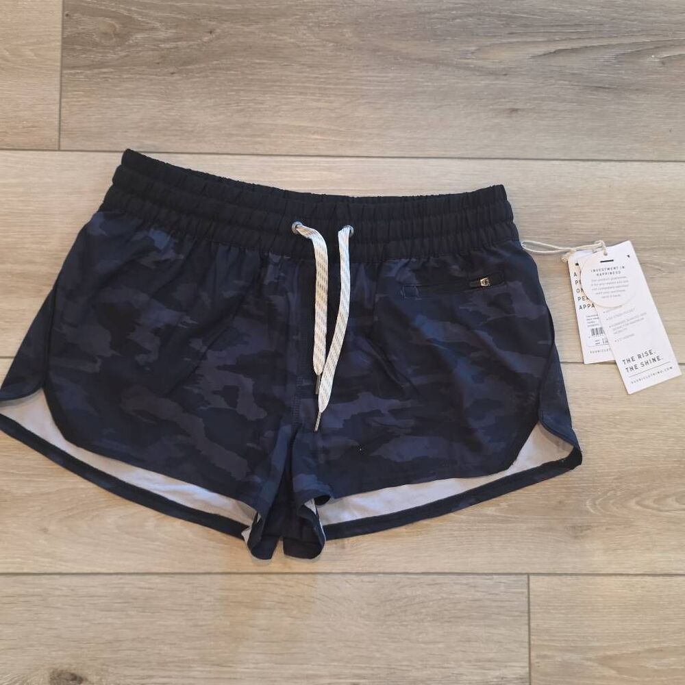 Vuori Clementine Watercolor Camo Shorts – NWT Size Small